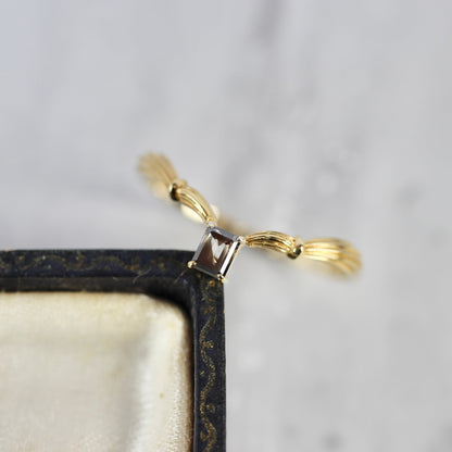 ナチュラルダイヤモンド 0.14ct K10YG エメラルドカット 4本爪(プレーン)×アンティークVアーム【MJ2843】