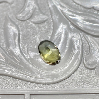 オーバルカット バイカラーゾイサイト 0.42ct  5.7mm×3.7mm×2.3mm 【MJ2531】