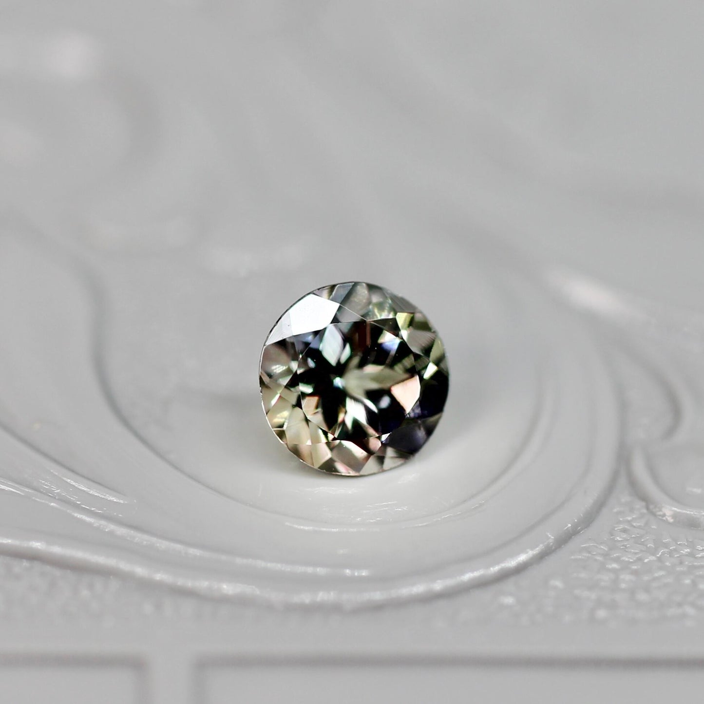 ラウンドカット バイカラーゾイサイト 0.53ct  5.0mm×5.0mm×3.3mm 【MJ2526】