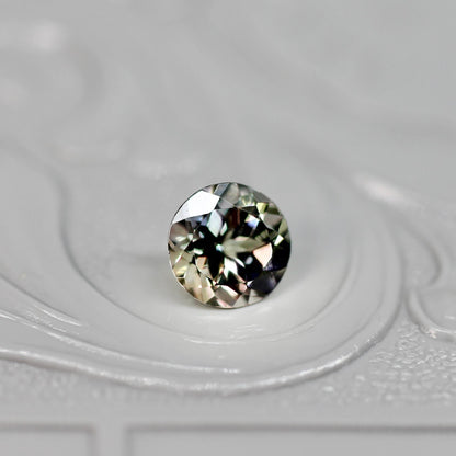 ラウンドカット バイカラーゾイサイト 0.53ct  5.0mm×5.0mm×3.3mm 【MJ2526】