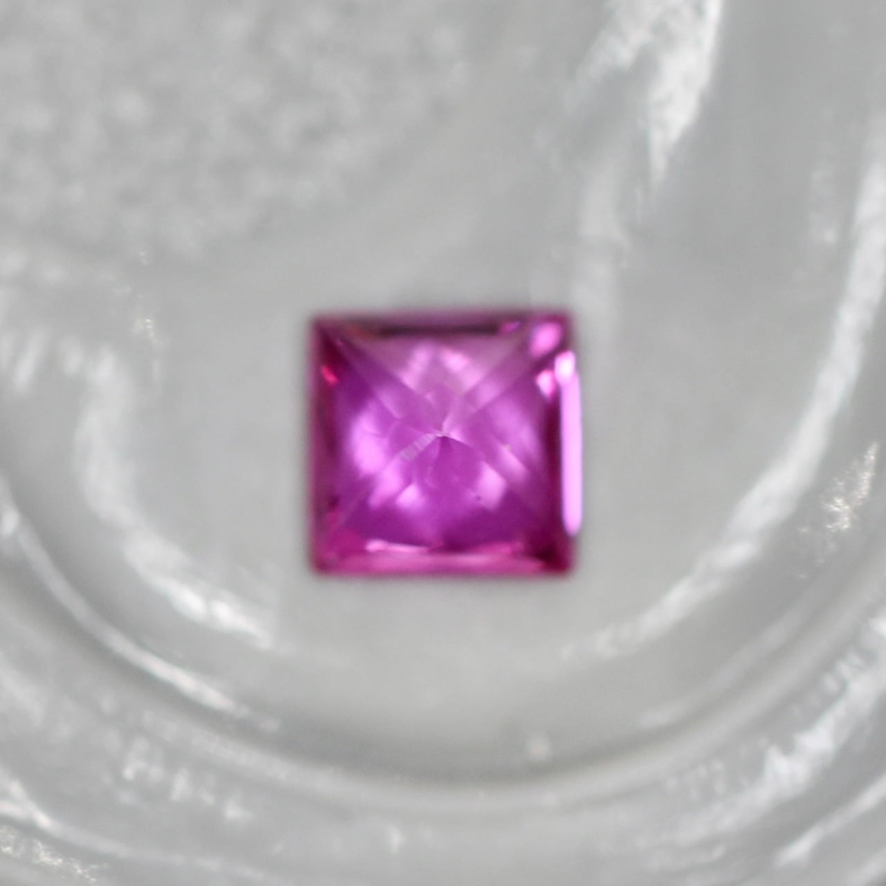 ルビー 0.11ct プリンセスカット  2.2mm×2.1mm×1.3mm【MJ2728】