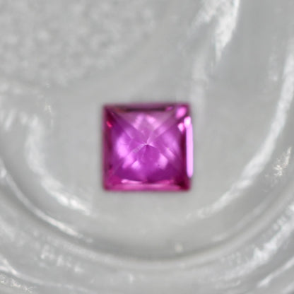ルビー 0.11ct プリンセスカット  2.2mm×2.1mm×1.3mm【MJ2728】