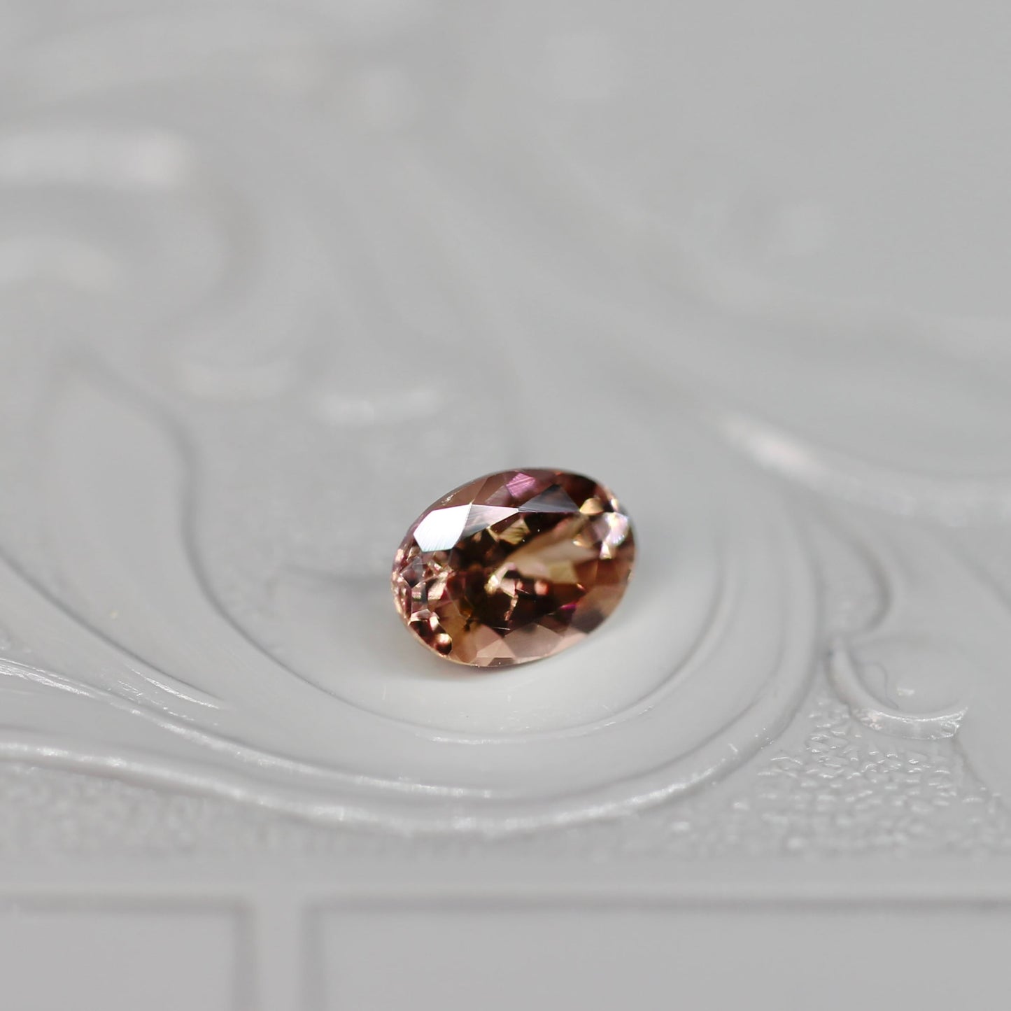 オーバルカット バイカラーゾイサイト 0.52ct  5.6mm×3.7mm×2.6mm 【MJ2530】