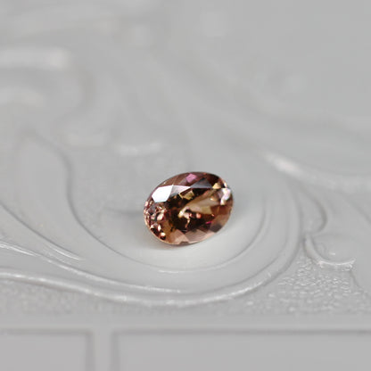 オーバルカット バイカラーゾイサイト 0.52ct  5.6mm×3.7mm×2.6mm 【MJ2530】