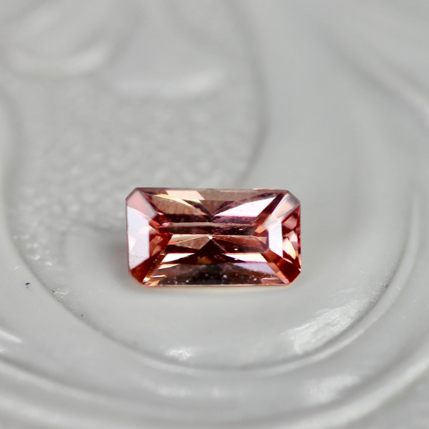 ピンクジルコン 0.36ct レクタングルカット 5.1mm×2.9mm×2.3mm【MJ2702】