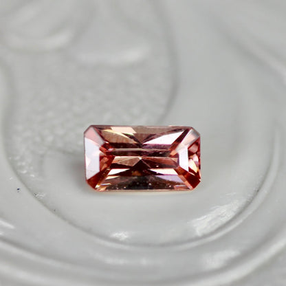 ピンクジルコン 0.36ct レクタングルカット 5.1mm×2.9mm×2.3mm【MJ2702】