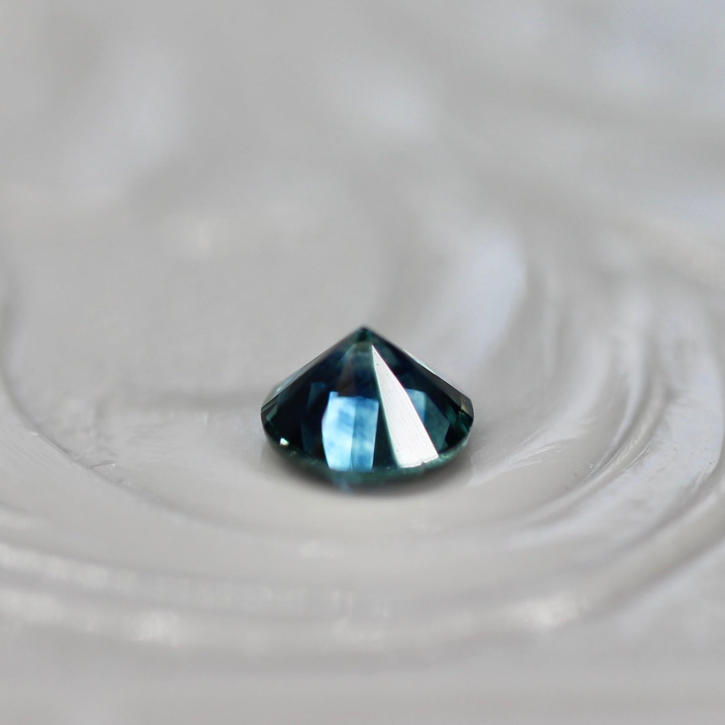 モンタナサファイア 0.25ct ラウンドカット 3.8mm×3.8mm×2.5mm アメリカ・モンタナ州産 風信子【MJ2597】