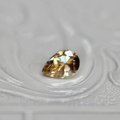 ペアシェイプカット バイカラーキャシテライト 1.05ct 5.6mm×3.9mm×3.3mm【MJ2619】