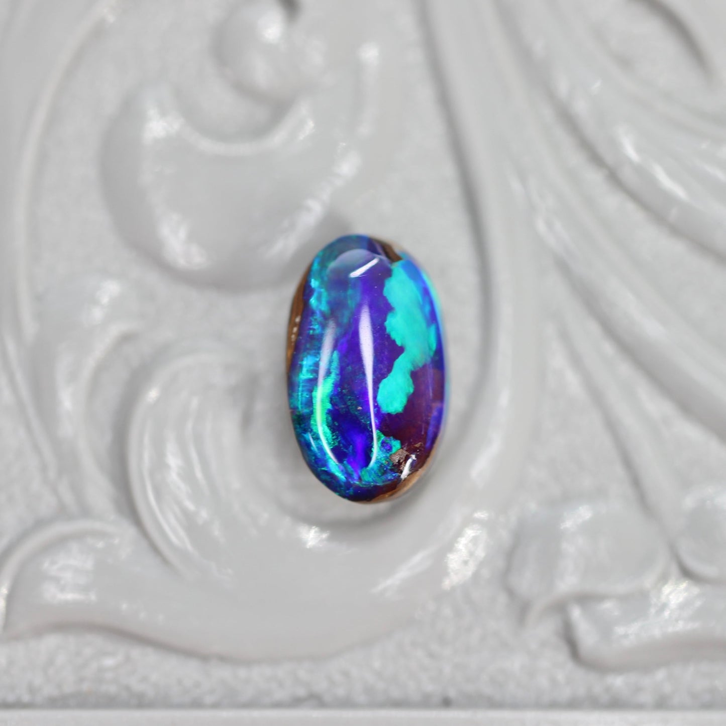 ブラックオパール 0.70ct オーバルカボションカット 7.0mm×4.5mm×2.8mm【MJ2649】