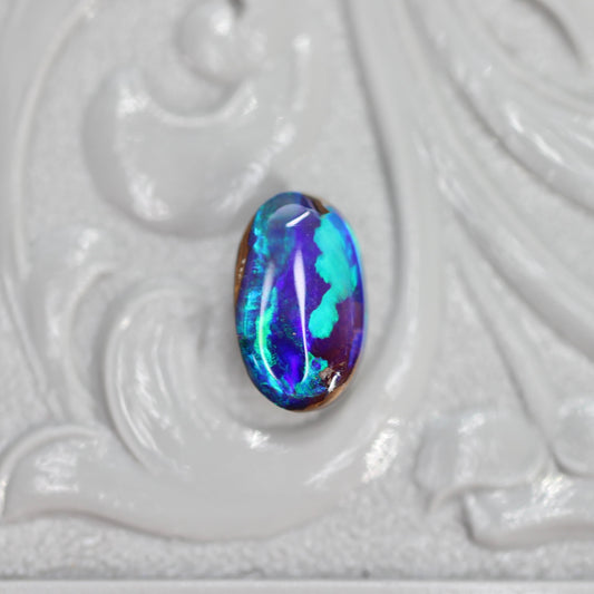 ブラックオパール 0.70ct オーバルカボションカット 7.0mm×4.5mm×2.8mm【MJ2649】