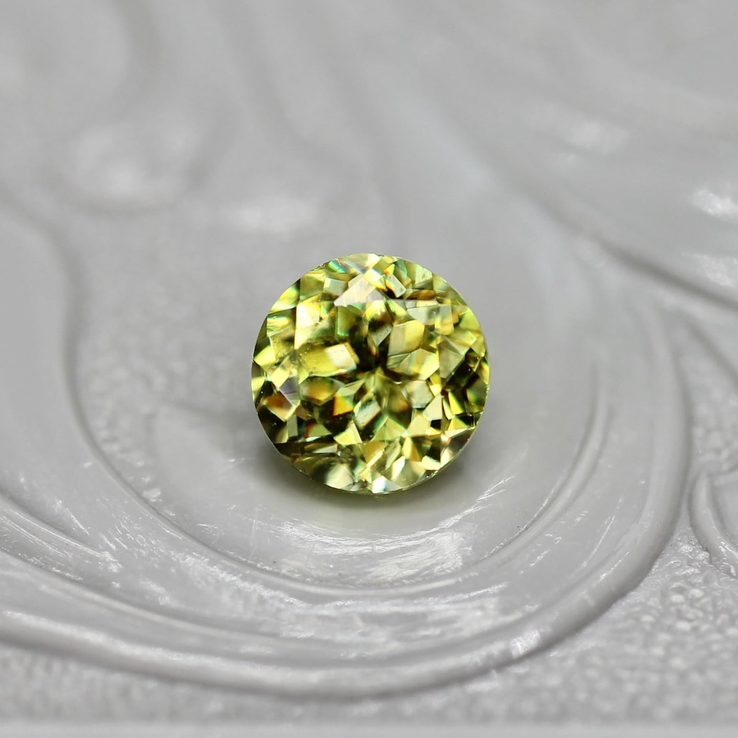 スフェーン 0.74ct ラウンドカット 4.9mm×4.9mm×3.4mm【MJ2721】