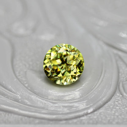 スフェーン 0.74ct ラウンドカット 4.9mm×4.9mm×3.4mm【MJ2721】