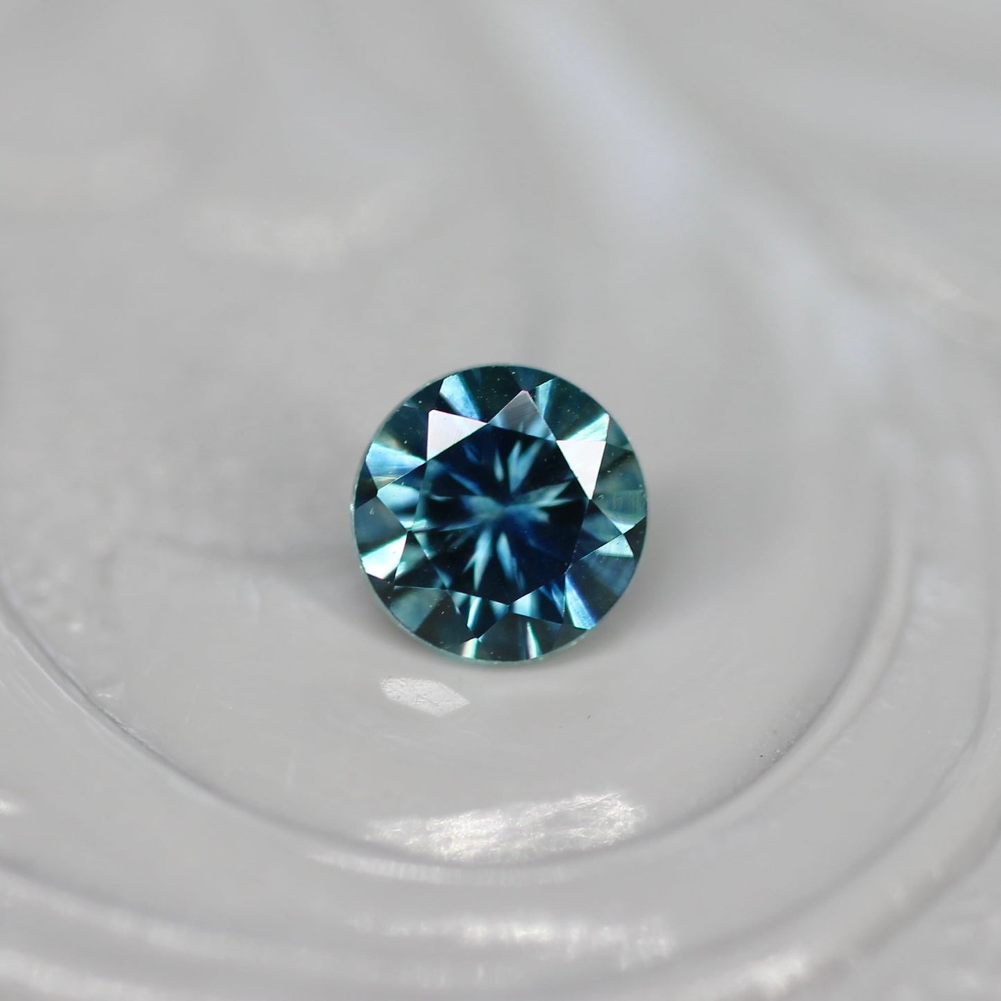 モンタナサファイア 0.25ct ラウンドカット 3.8mm×3.8mm×2.5mm アメリカ・モンタナ州産 風信子【MJ2597】