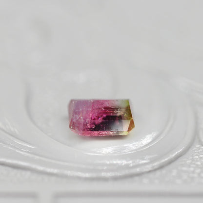 パーティーカラードトルマリン 0.50ct エメラルドカット 5.1mm×4.1mm×2.7mm【MJ2663】