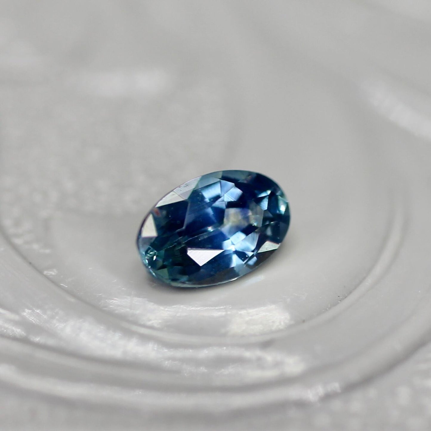 モンタナサファイア 0.26ct オーバルカット  4.8mm×3.0mm×2.1mm【MJ2731】