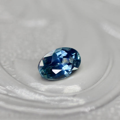 モンタナサファイア 0.26ct オーバルカット  4.8mm×3.0mm×2.1mm【MJ2731】