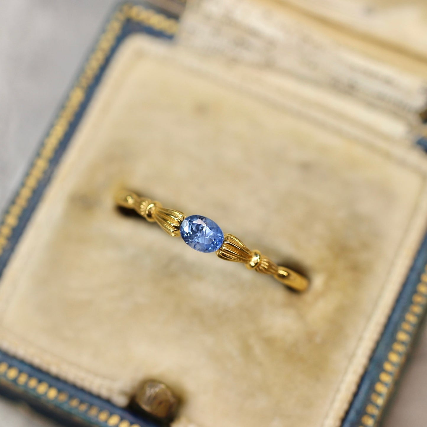 モンタナサファイア 0.22ct オーバルカット 3.6mm×2.6mm×1.9mm  【MJ2634】