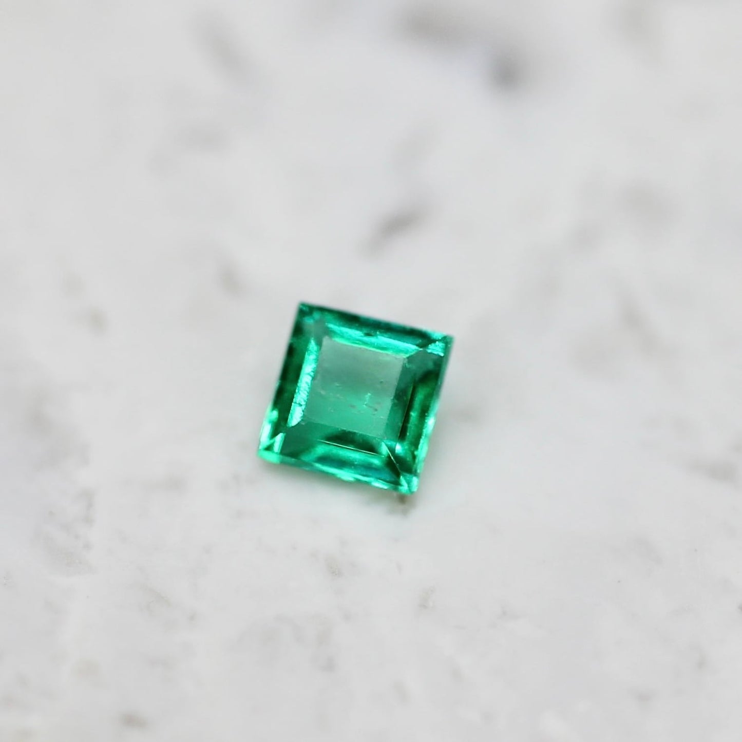 エメラルド 0.10ct スクエアカット 2.9mm×2.9mm×1.8mm【MJ2675】