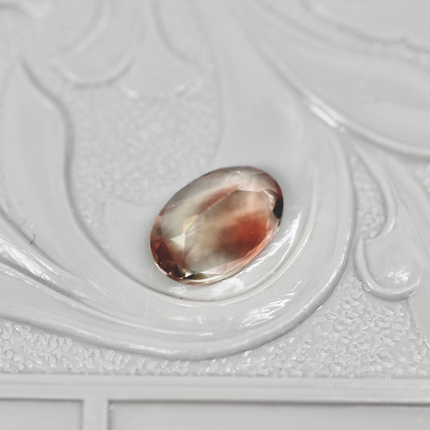 オーバルカット バイカラーラブラドライト 0.64ct 6.7mm×4.6mm-2.6mm 【MJ2512】