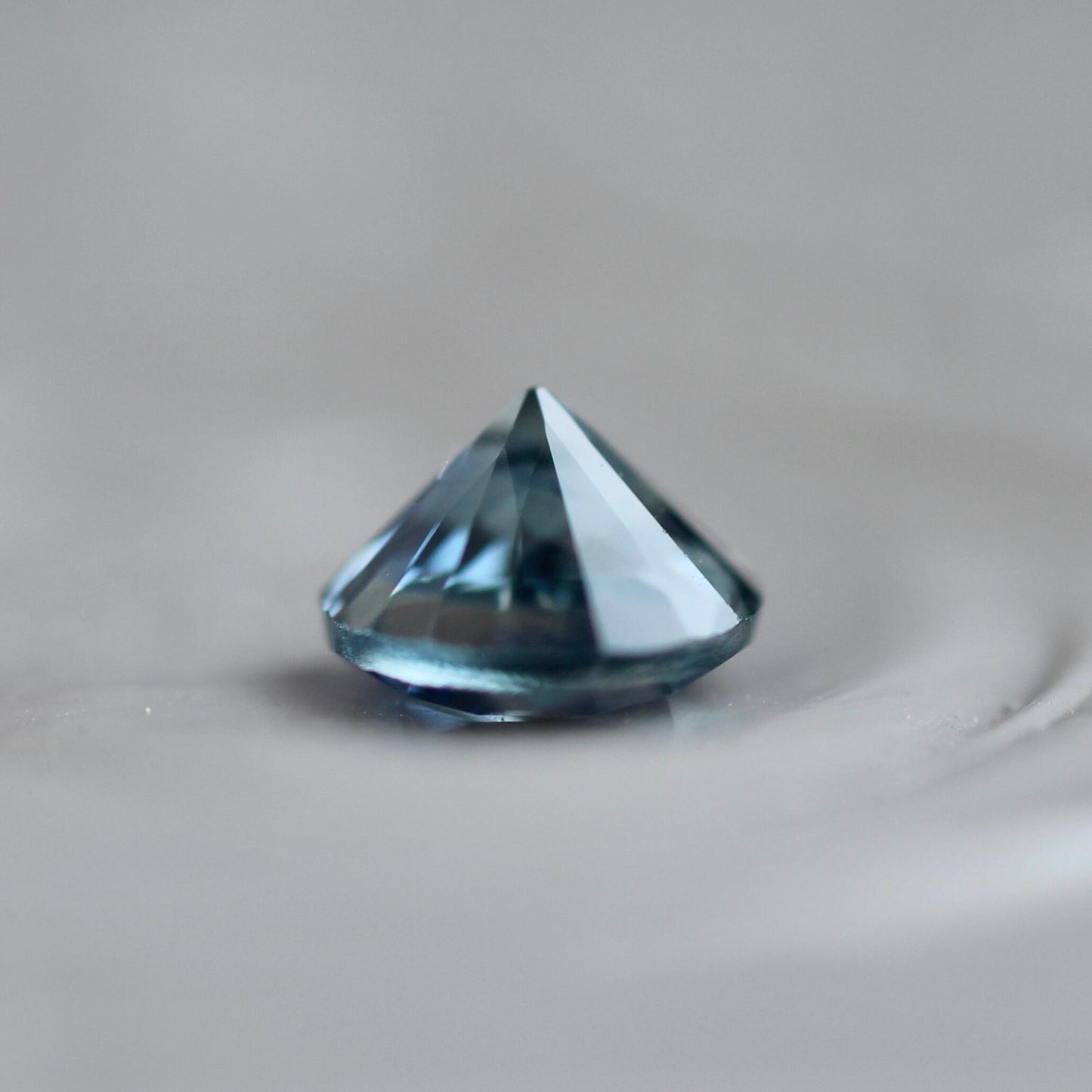 モンタナサファイア 0.27ct 3.7mm アメリカ・モンタナ州産 蘭 【MJ2425】