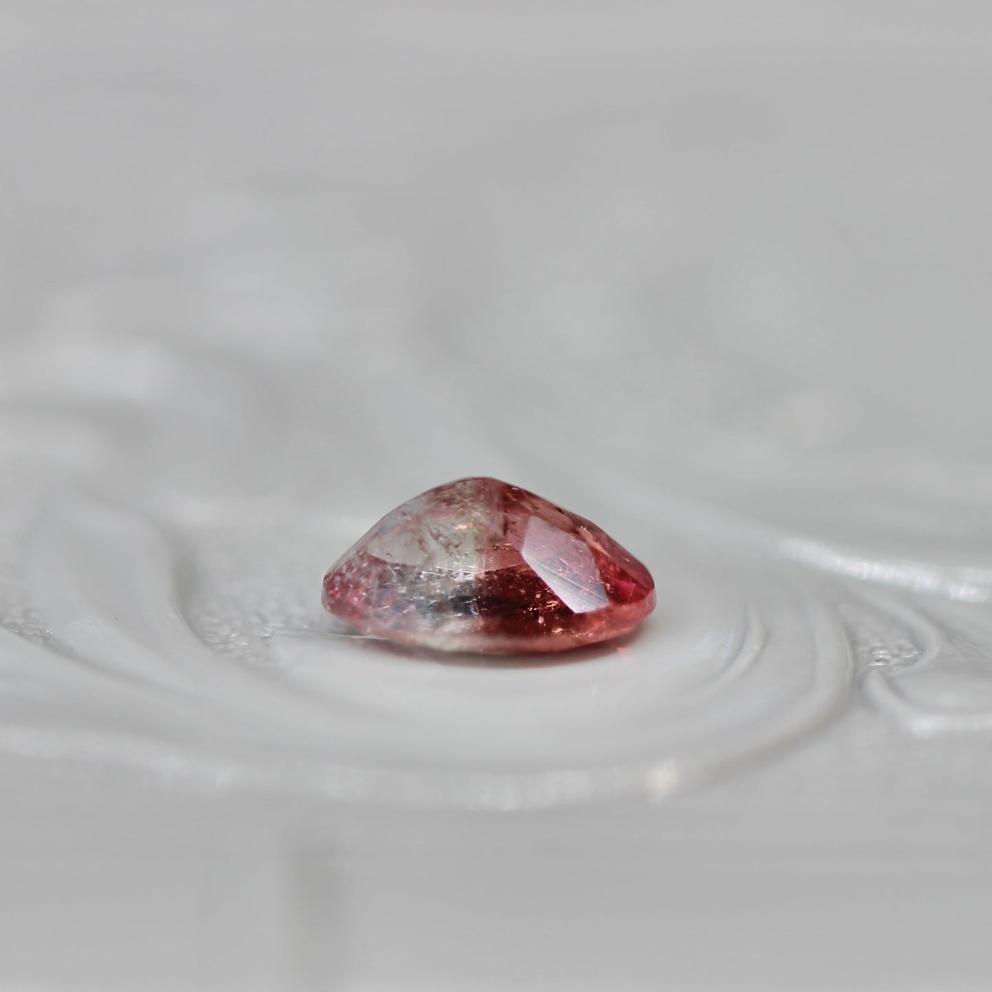 オーバルカット バイカラートルマリン 0.70ct  6.6mm×4.5mm×2.9mm【MJ2569】