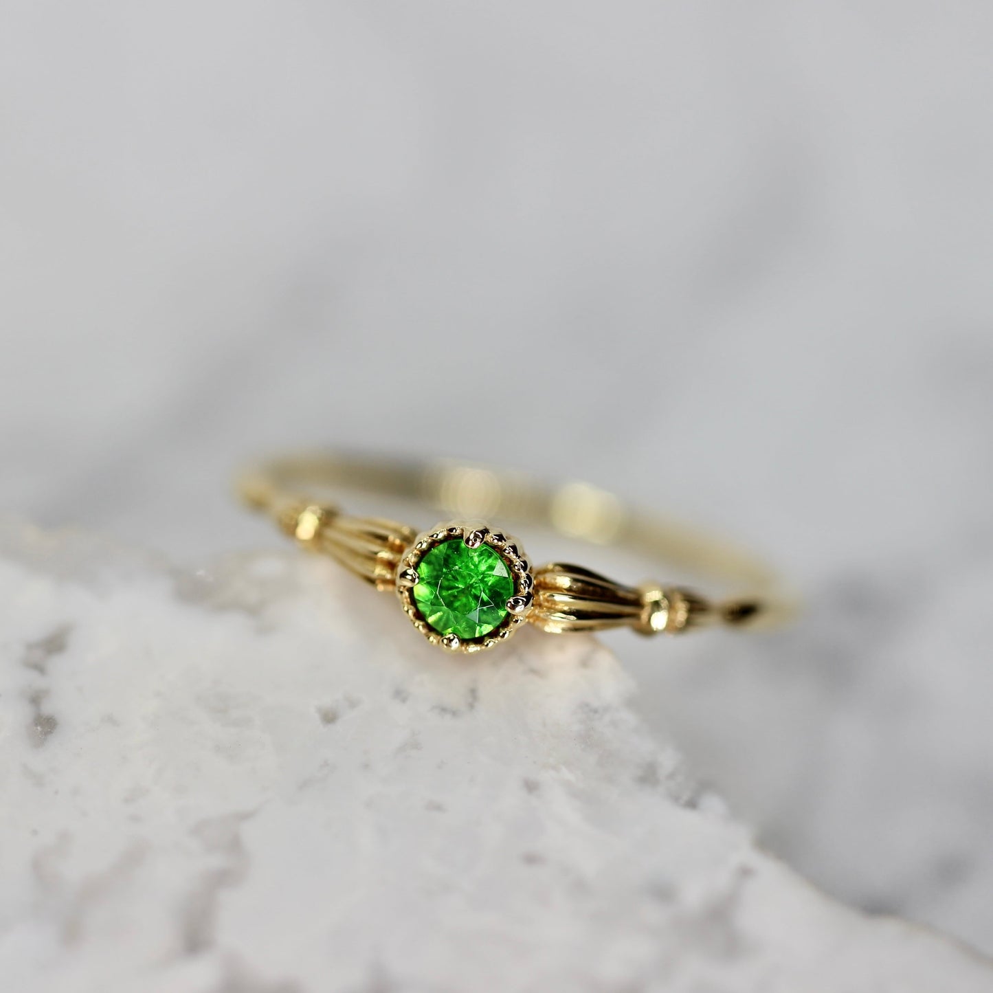 デマントイドガーネット 0.145ct ラウンドブリリアントカット K10YG ミルフレーム×アンティークアーム【MJ2846】