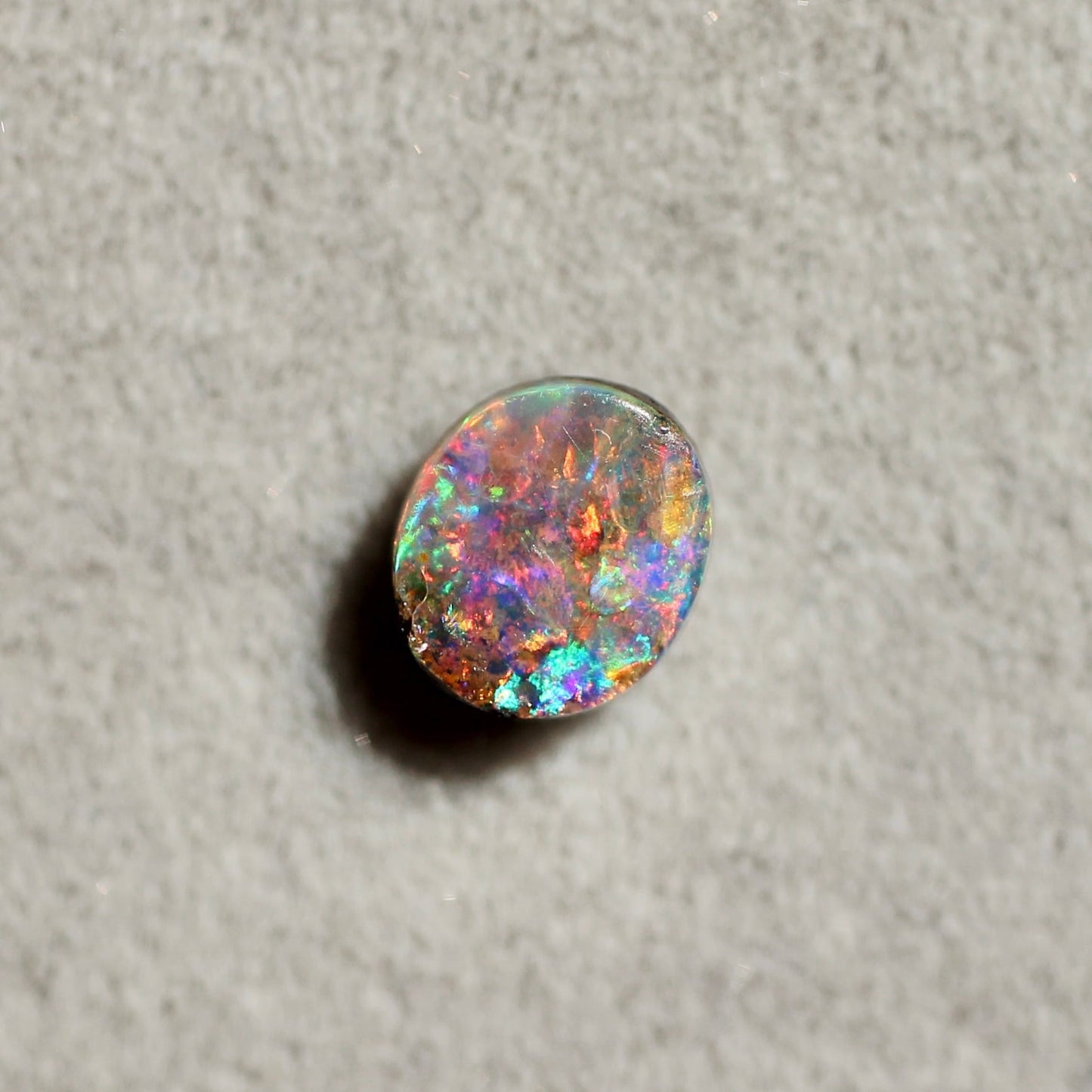 ボルダーオパール 0.38ct オーバルカボションカット 5.2mm×4.6mm×2.0mm【MJ2648】