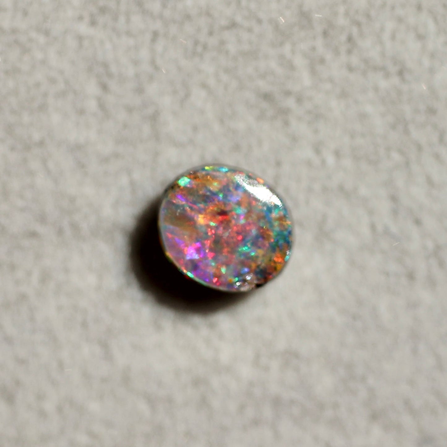 ボルダーオパール 0.38ct オーバルカボションカット 5.2mm×4.6mm×2.0mm【MJ2648】