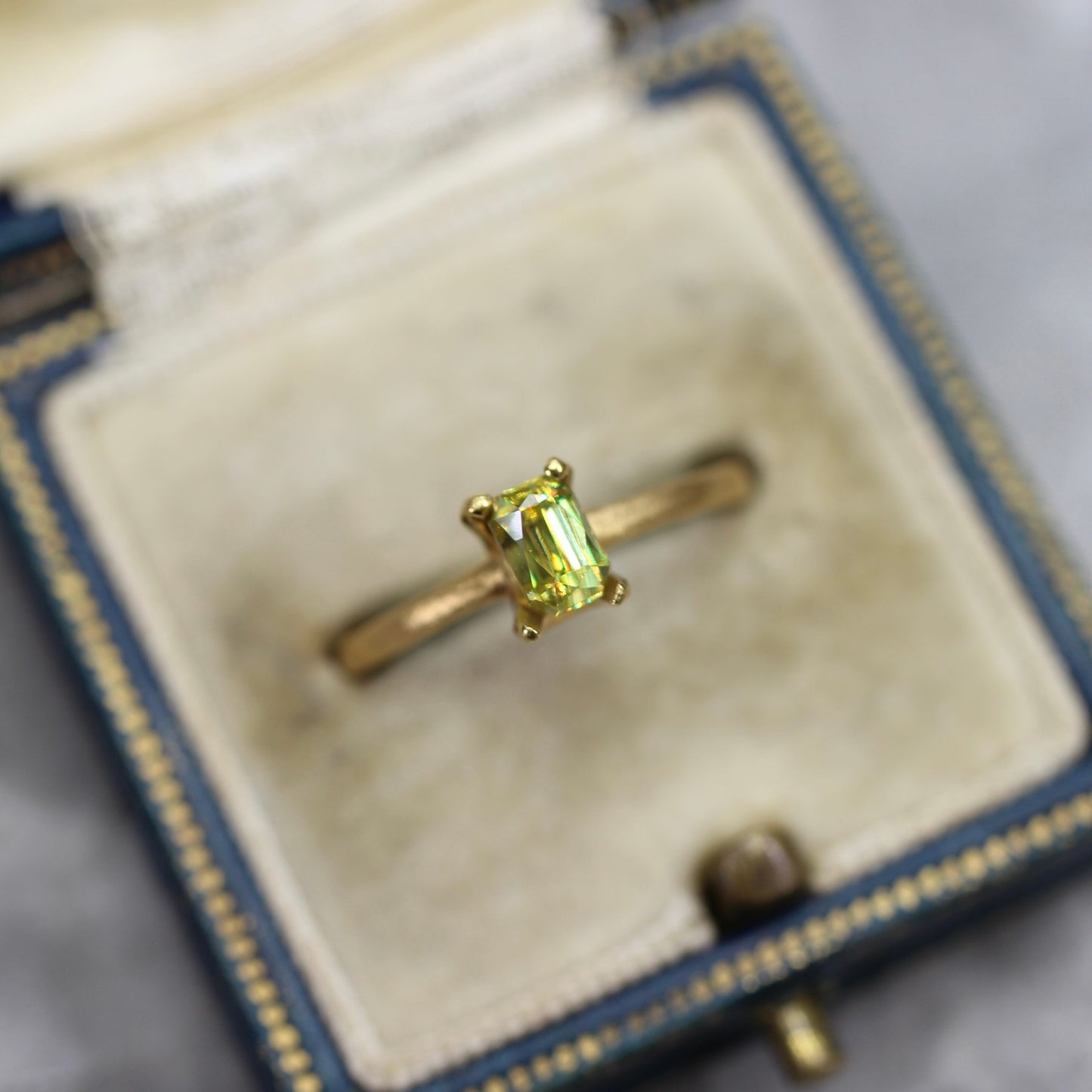 スフェーン 0.75ct ラディアントミックスカット 3.4mm×5.0mm×3.5mm【MJ2723】