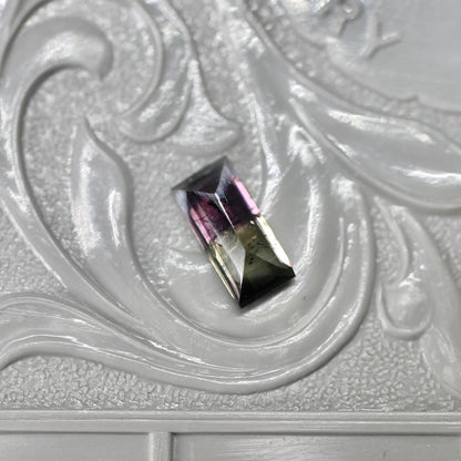 スクエアカット パーティーカラード トルマリン 0.73ct  7.7mm×3.4mm×2.2mm【MJ2575】