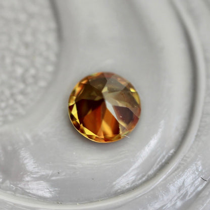 スフェーン 0.12ct 3mm 【MJ2428】