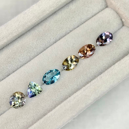 トリリアントカット バイカラーゾイサイト 0.44ct  4.5mm×4.5mm×3.1mm 【MJ2529】