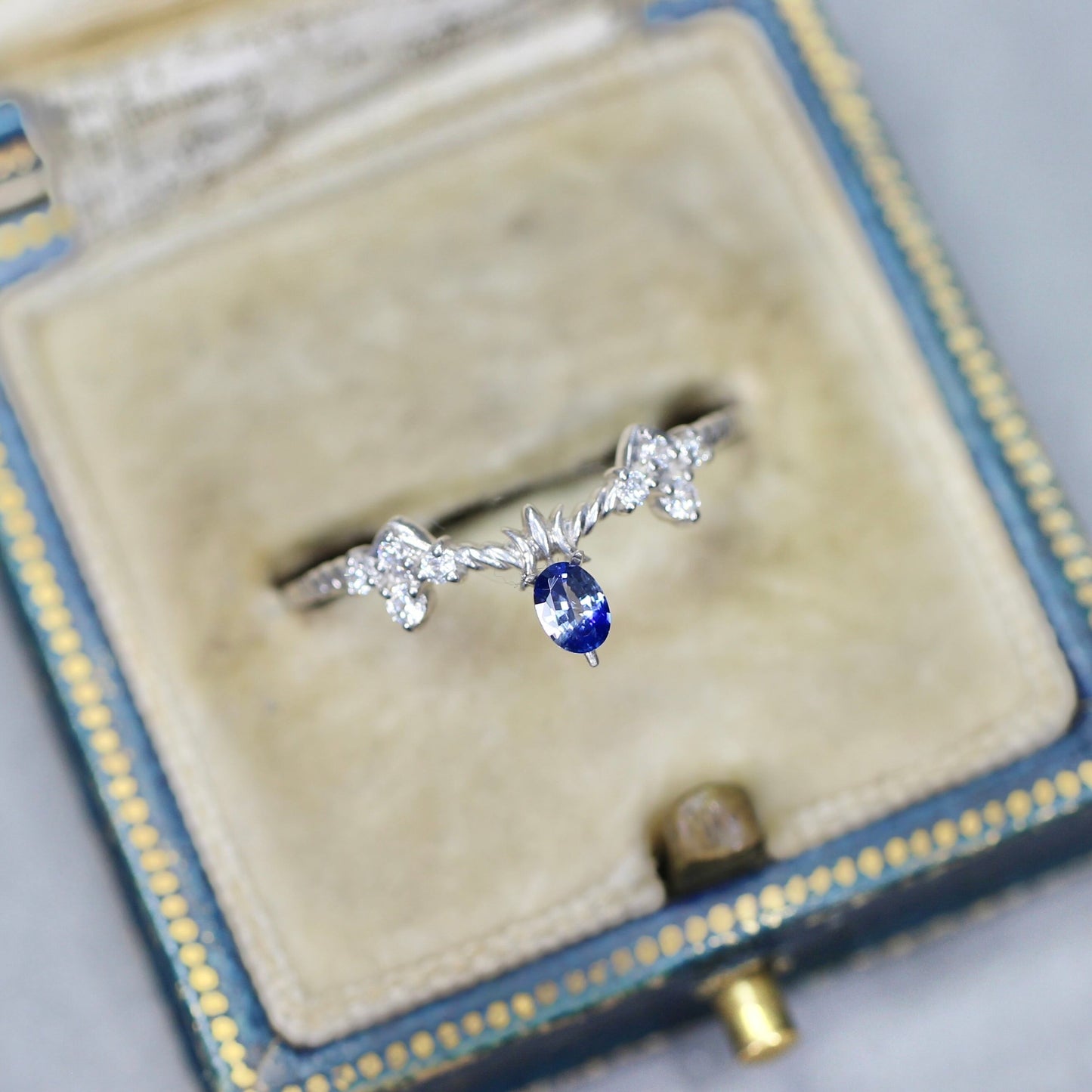 バイカラーサファイア 0.13ct オーバルカット 3.7mm×2.8mm×1.8mm【MJ2560】