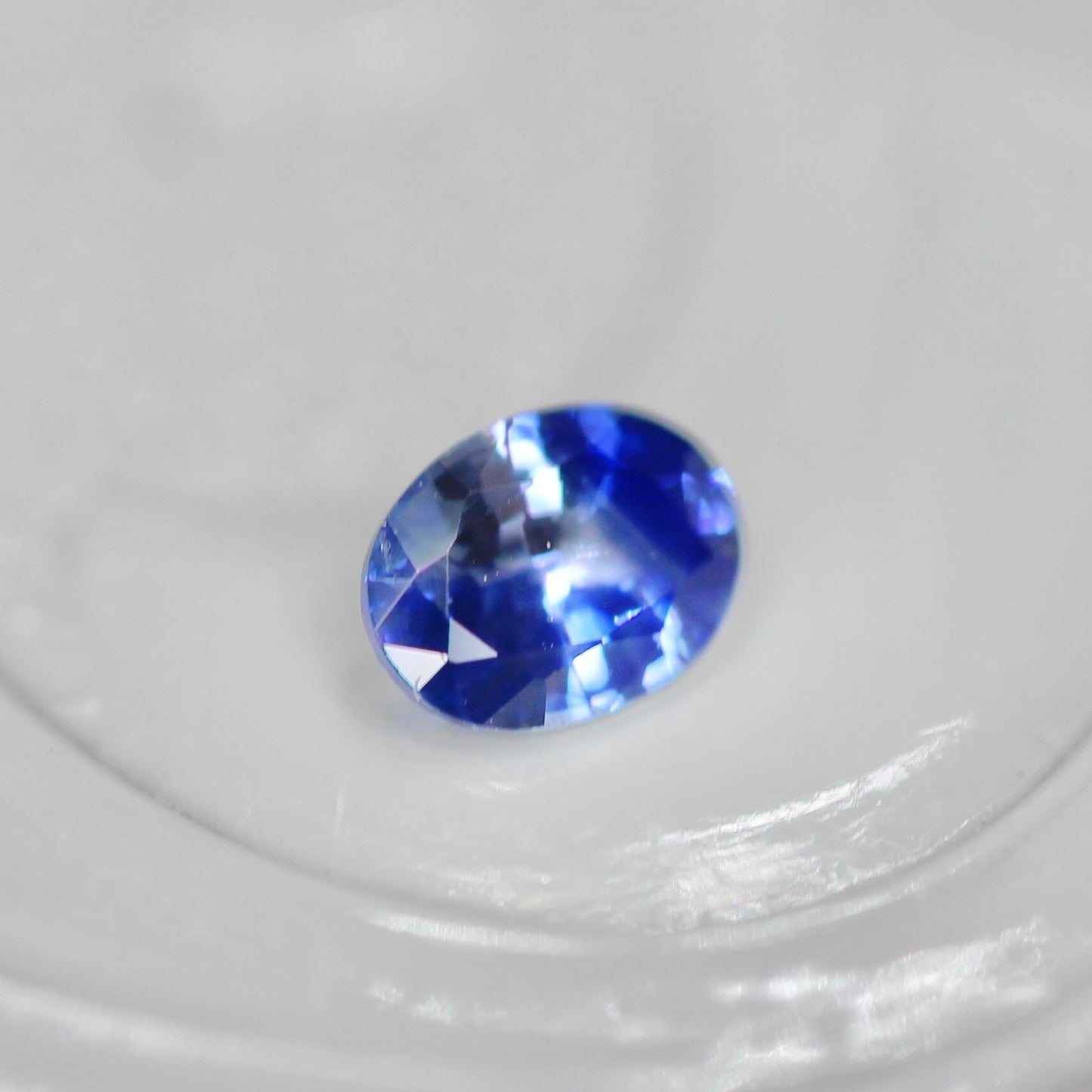バイカラーサファイア 0.13ct オーバルカット 3.7mm×2.8mm×1.8mm【MJ2560】