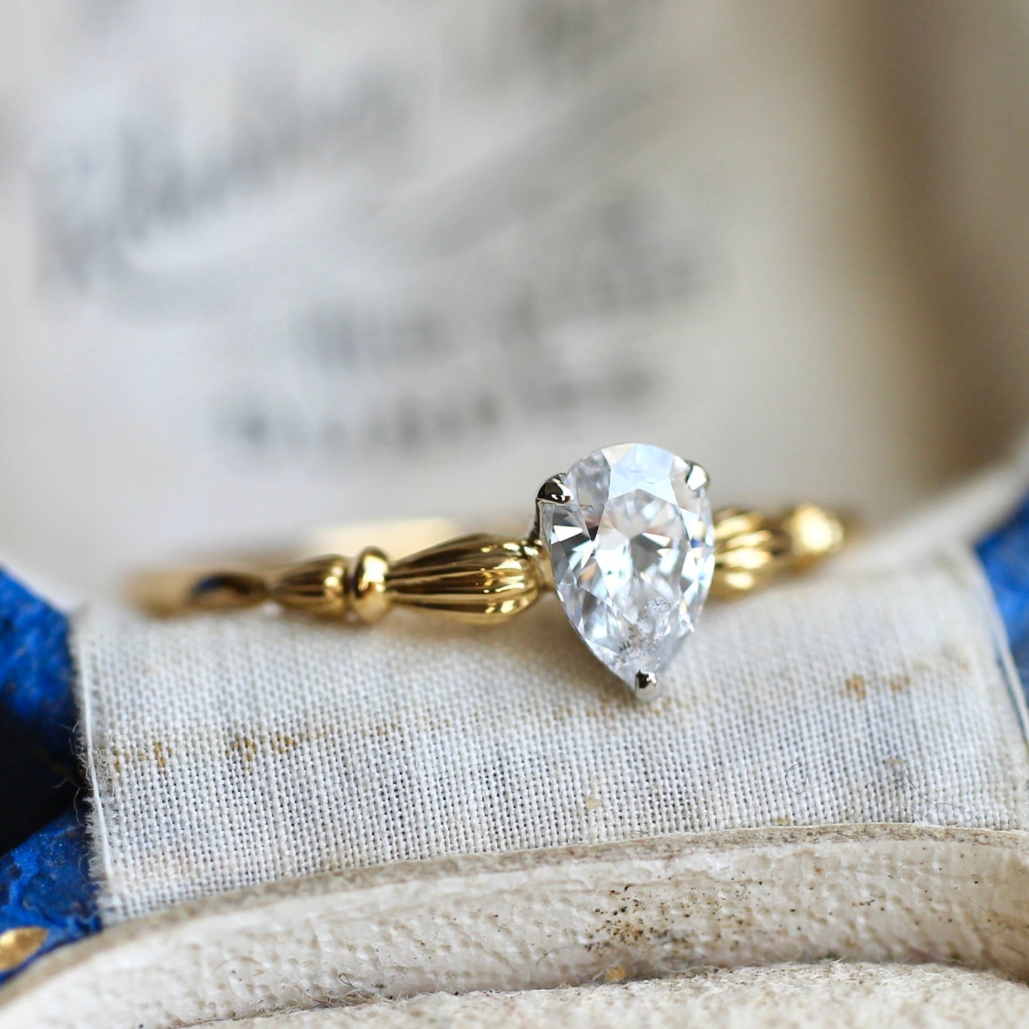 無色ダイヤモンド 0.370ct ペアシェイプカット 爪留め×アンティークアーム リング K18YG Pt900 【MJ2404】