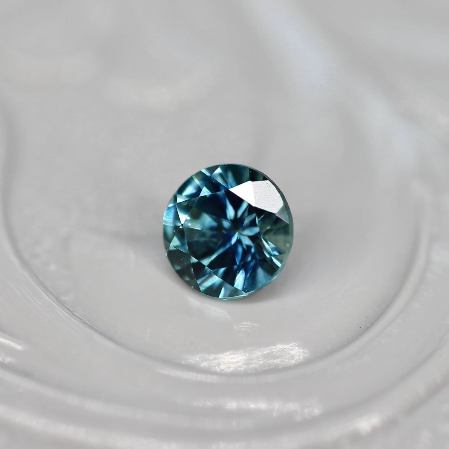 モンタナサファイア 0.25ct ラウンドカット 3.8mm×3.8mm×2.5mm アメリカ・モンタナ州産 風信子【MJ2597】