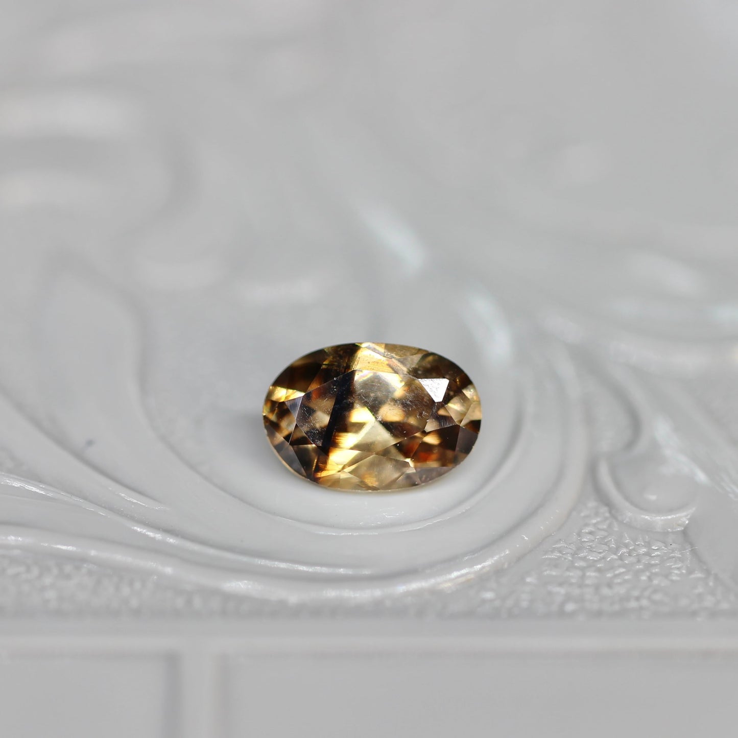 オーバルカット バイカラーキャシテライト 1.33ct 6.2mm×4.1mm×2.7mm【MJ2615】