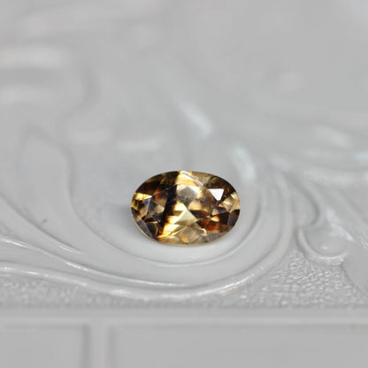オーバルカット バイカラーキャシテライト 1.33ct 6.2mm×4.1mm×2.7mm【MJ2615】