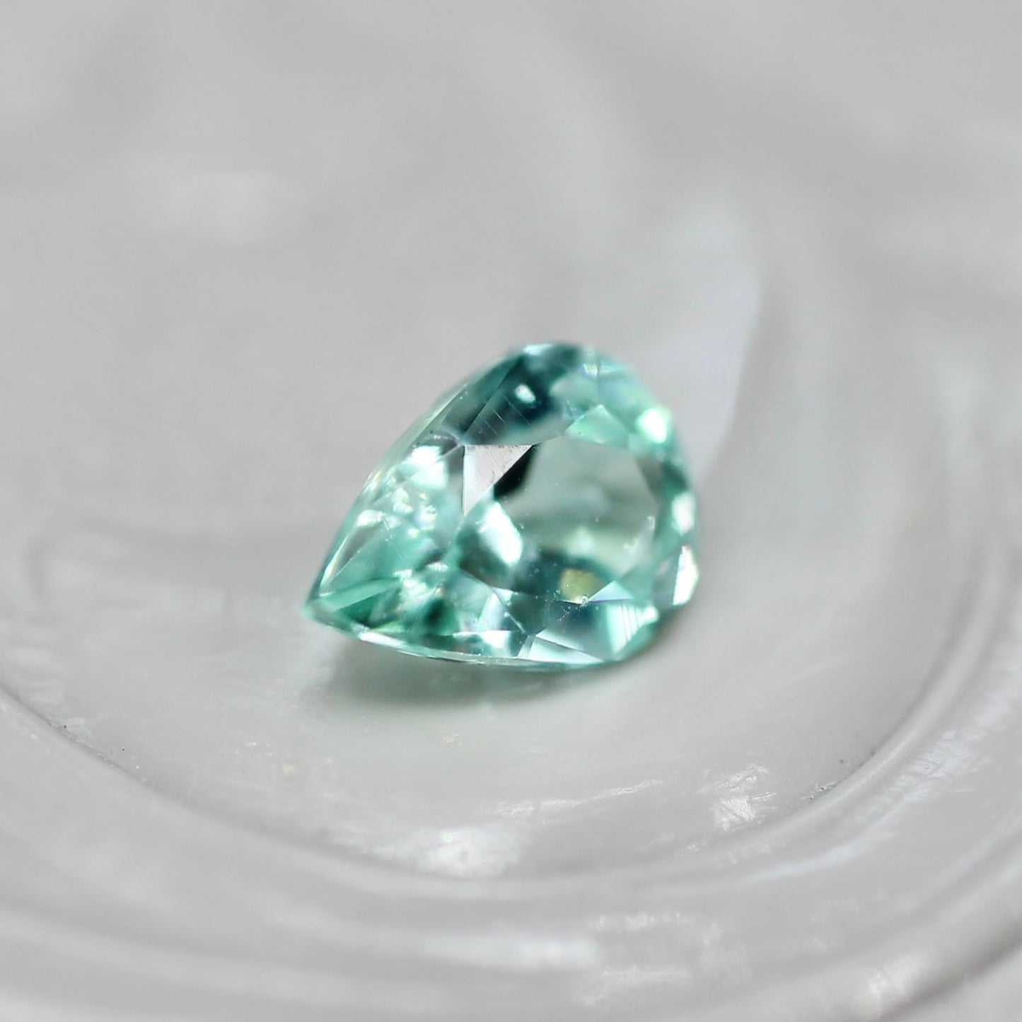 パライバカラーベリル 0.20ct ペアシェイプカット 4.8mm×3.4mm×2.7mm【MJ2715】