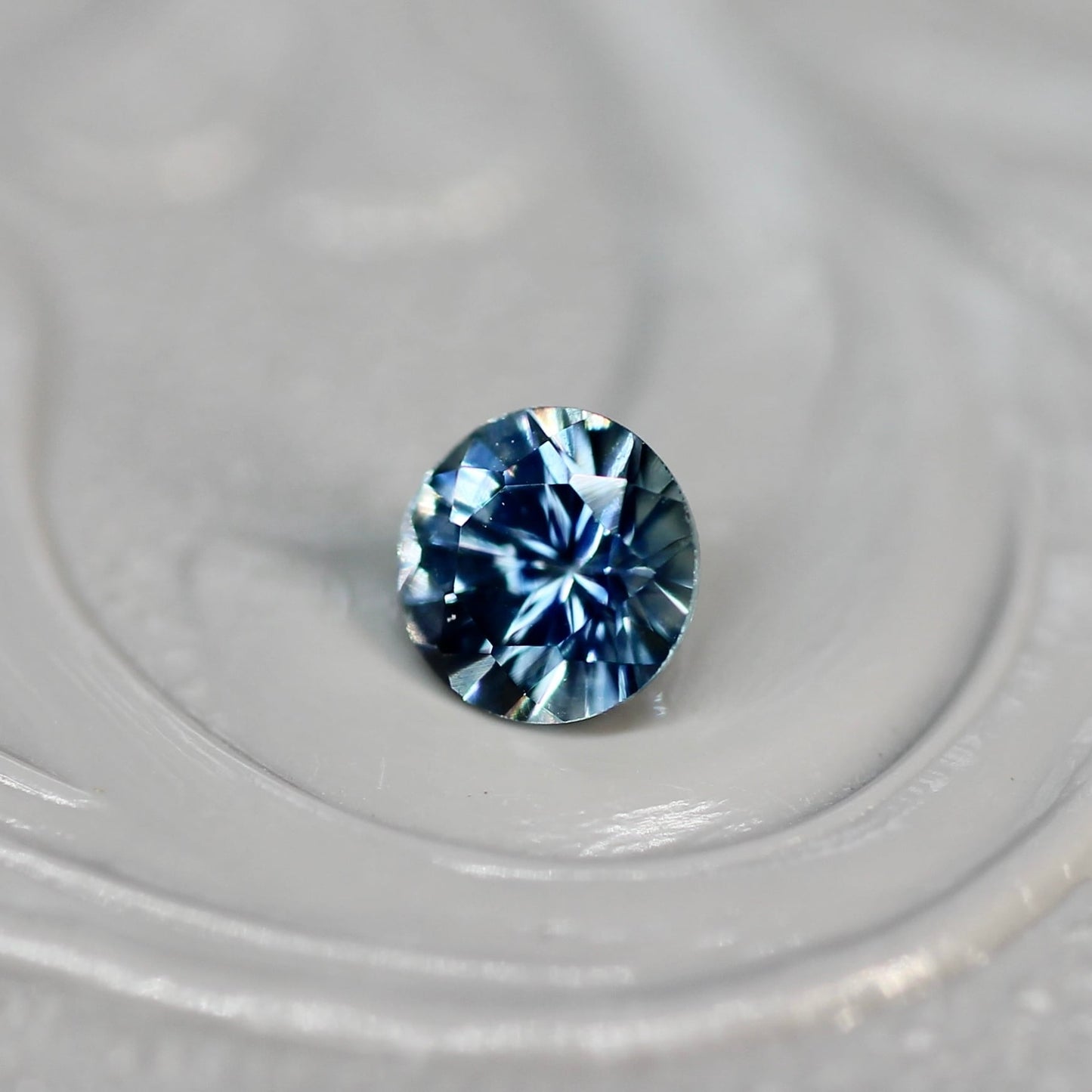 モンタナサファイア 0.25ct ラウンドカット 3.8mm×3.8mm×2.5mm アメリカ・モンタナ州産 紫陽花【MJ2598】