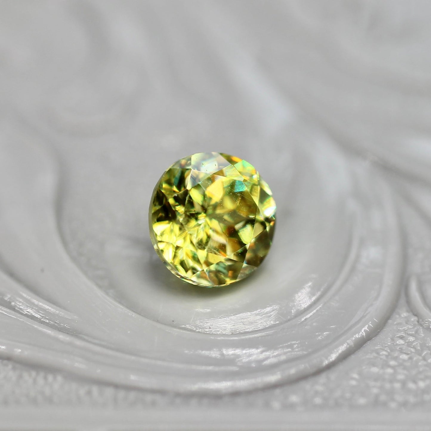 スフェーン 0.74ct ラウンドカット 4.9mm×4.9mm×3.4mm【MJ2721】