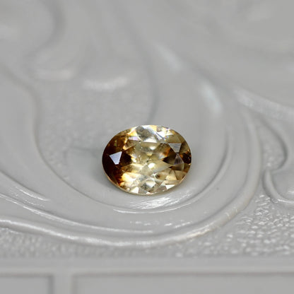 オーバルカット バイカラーキャシテライト 0.83ct 5.1mm×4.2mm×2.1mm【MJ2620】