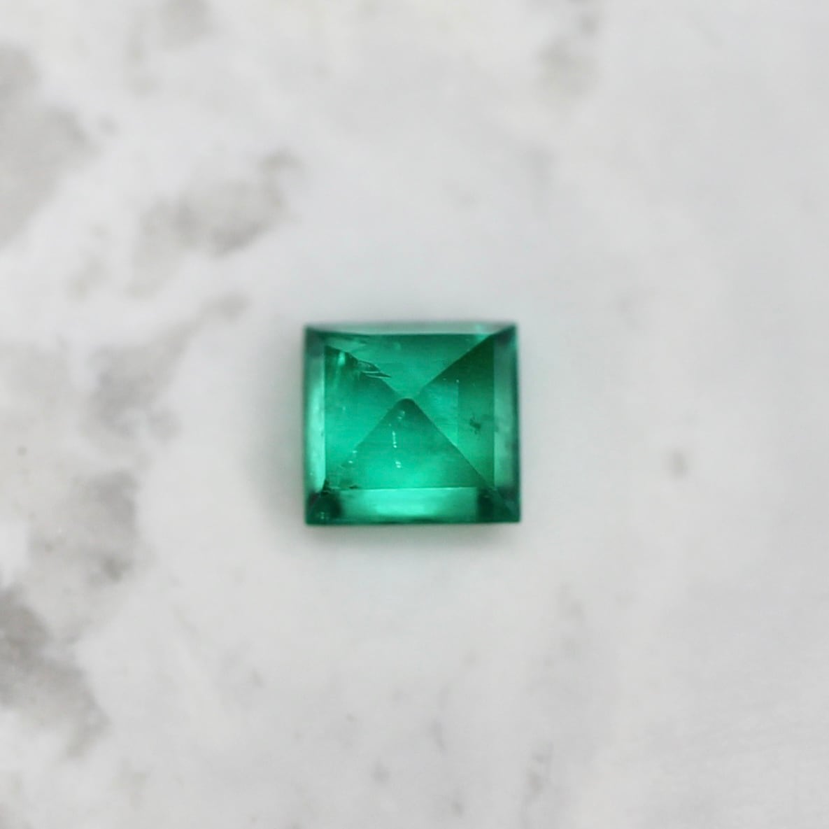 エメラルド 0.13ct スクエアカット 3.0mm×2.9mm×2.2mm【MJ2676】