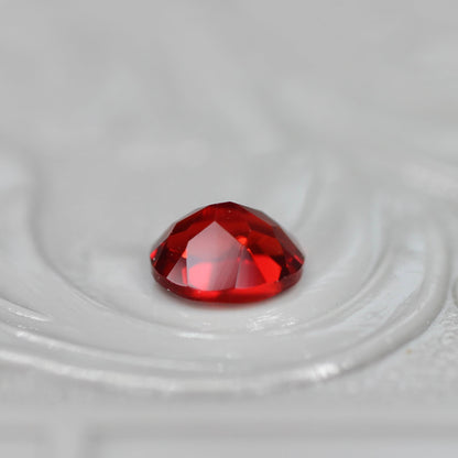 レッドラブラドライト 0.32ct オーバルカット 5.2mm×4.2mm×3.0mm【MJ2698】