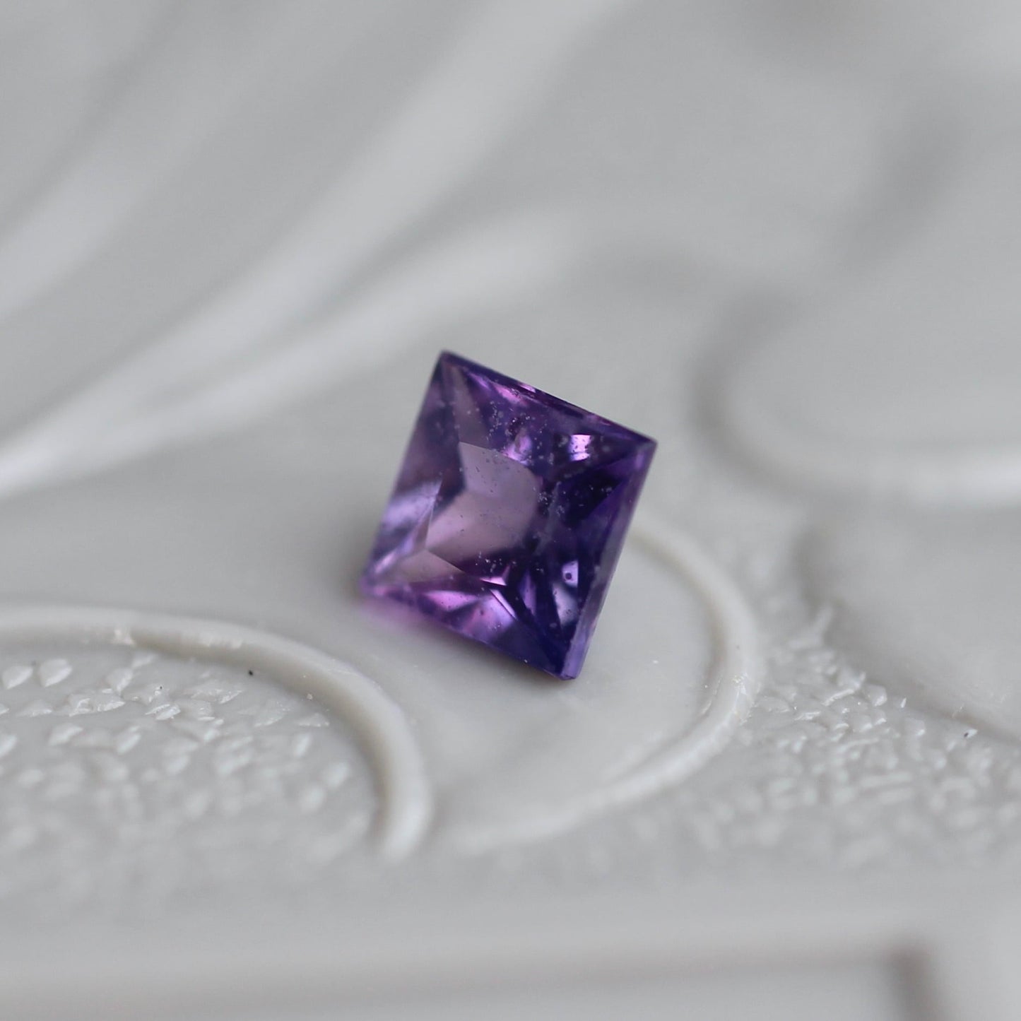 バイカラーサファイア 0.19ct 3mm×3mm 【MJ2419】