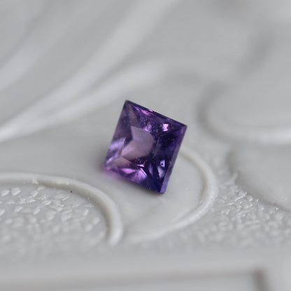 バイカラーサファイア 0.19ct 3mm×3mm 【MJ2419】