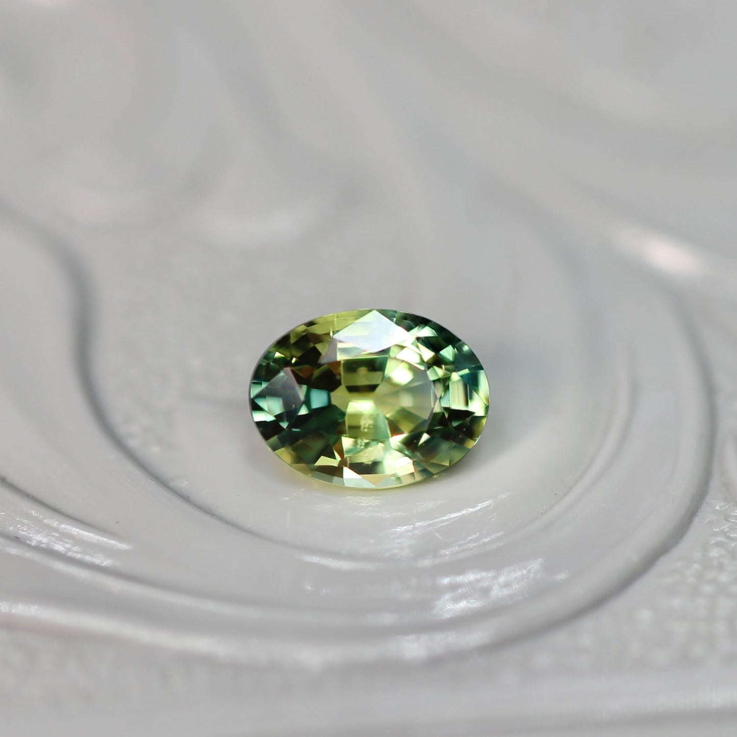 バイカラーサファイア 0.47ct オーバルカット 5.3mm×4.0mm×2.9mm【MJ2590】