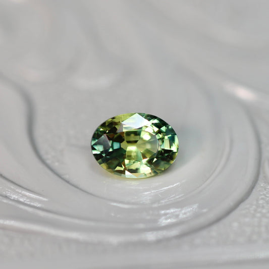 バイカラーサファイア 0.47ct オーバルカット 5.3mm×4.0mm×2.9mm【MJ2590】