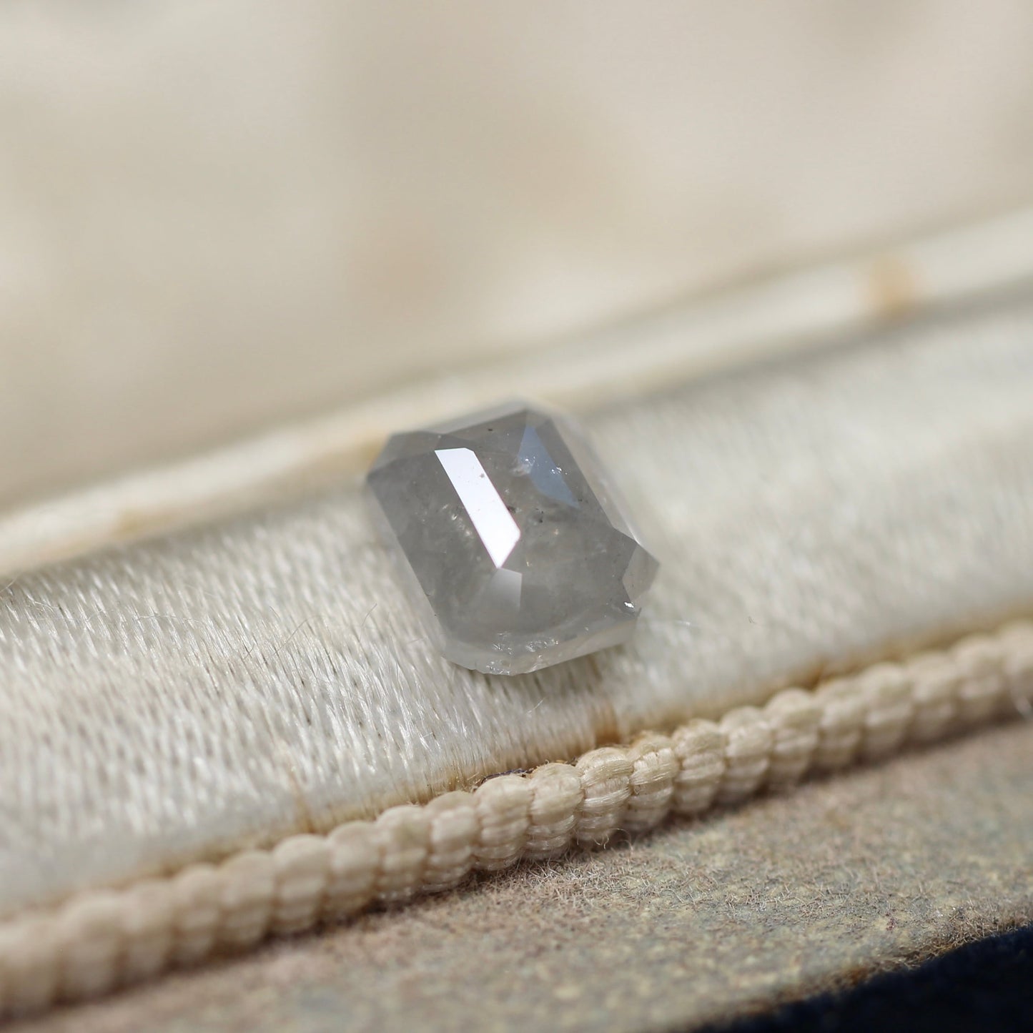 エメラルドローズカット ナチュラルダイヤモンド 0.82ct 5.3mm×4.2mm-2.3mm 【MJ2492】