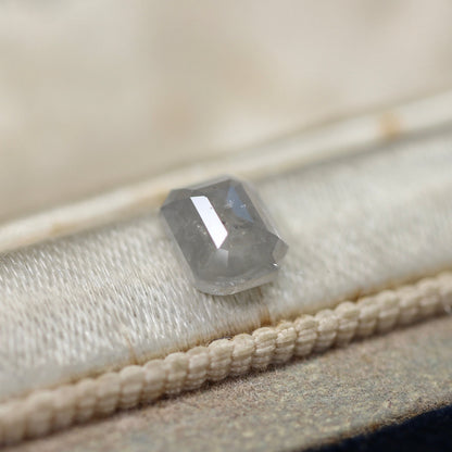 エメラルドローズカット ナチュラルダイヤモンド 0.82ct 5.3mm×4.2mm-2.3mm 【MJ2492】